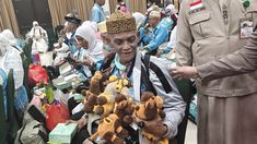 Jemaah Haji Tiba di Makassar, Kalungkan Boneka Unta untuk Oleh-oleh Cucu