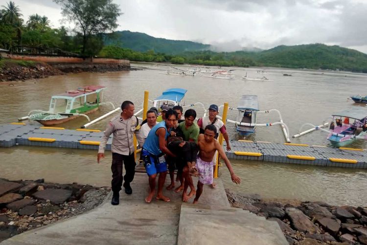 Sejumlah warga membawa tubuh Ashar (42) warga asal Dusun Gili Gede, Desa Gili Gede Indah, Kecamatan Sekotong, Lombok Barat, paska disambar petir saat memancing. Ashar dilaporkan meninggal dunia setelah sempat dibawa ke Puskesmas Pelangan, Sekotong, Kamis (20/10/2022).