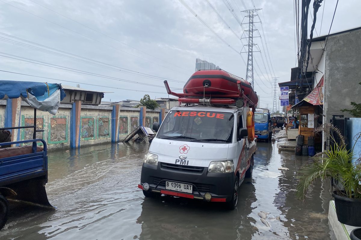 PMI Jakut Kerahkan 1 Mobil Rescue di Lokasi Banjir Rob Muara Angke