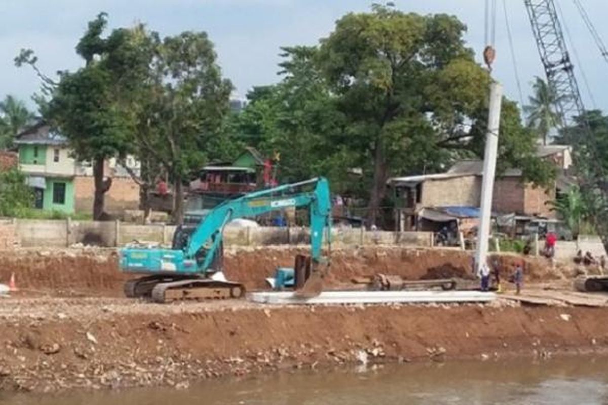 Proyek normalisasi Sungai Ciliwung di wilayah RW01, Cawang Pulo, Kramat Jati, Jakarta Timur mulai berjalan. Sebelumnya, pada 15 November lalu, puluhan bangunan di sepanjang tepi sungai ditertibkan. Ratusan warga direlokasi ke Rumah Susun Sewa Rawa Bebek. 