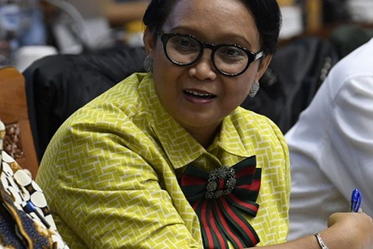 Menteri Pertahanan Ryamizard Ryacudu (kanan) bersama Menteri Luar Negeri Retno Marsudi (kedua kanan) dan Menkominfo Rudiantara (kedua kiri) mengikuti rapat kerja gabungan bersama Komisi I DPR di Kompleks Parlemen Senayan, Jakarta, Kamis (5/9/2019). Rapat kerja tersebut membahas perkembangan penanganan situasi keamanan di Papua dan Papua Barat. ANTARA FOTO/Puspa Perwitasari/ama.