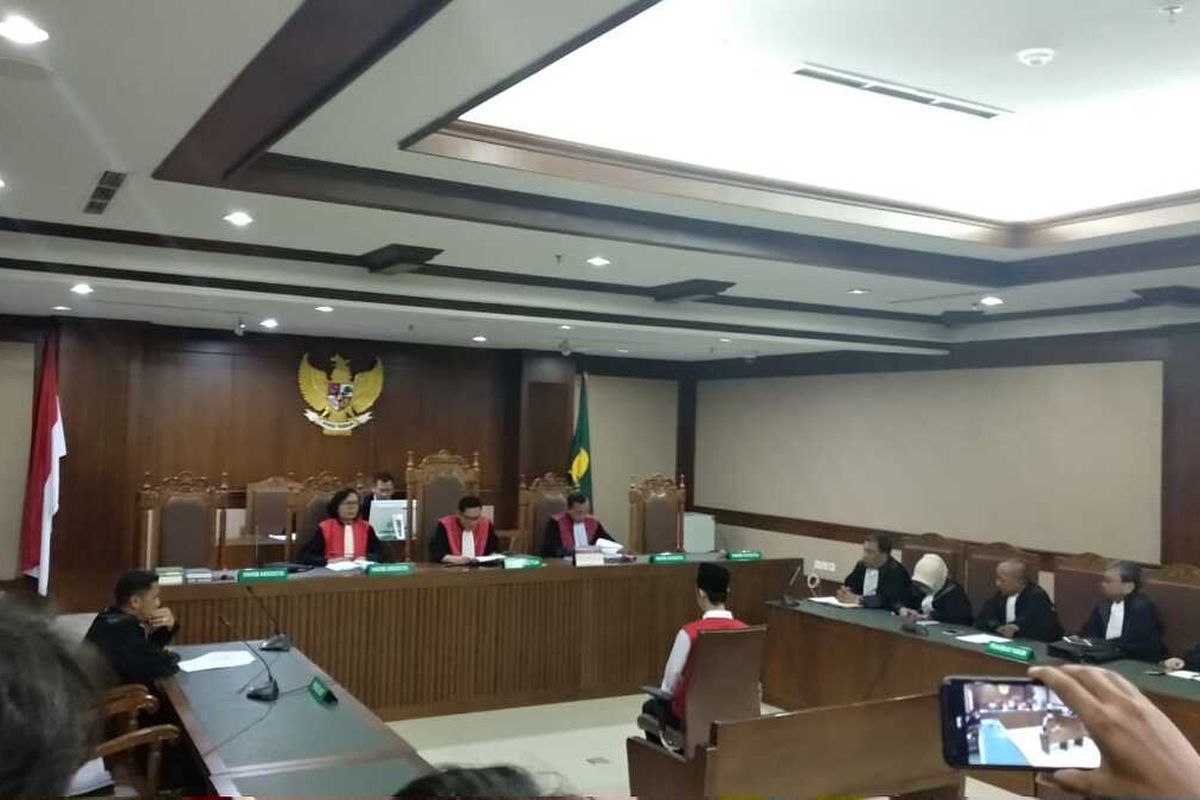 Lutfi Alfiandi saat menjalani sidang vonis. Ia divonis empat bulan penjara, di Pengadilan Negeri Jakarta Pusat, Kamis (30/1/2020)