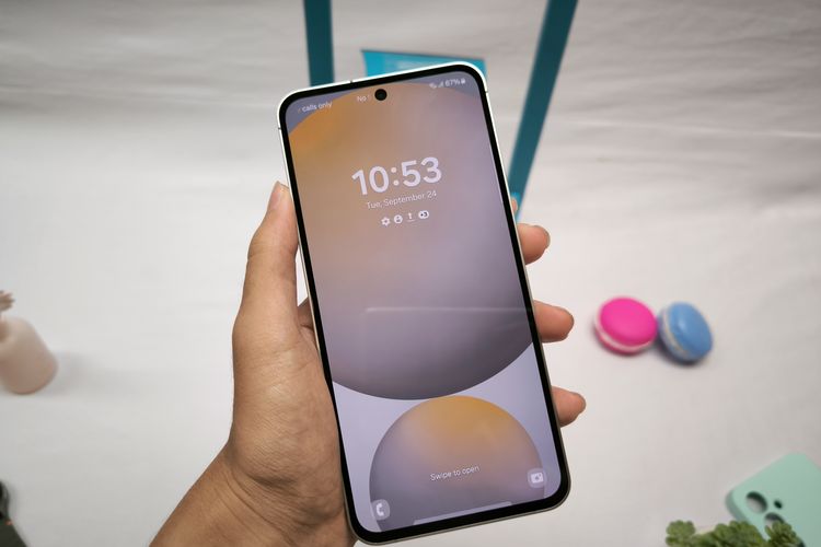 Samsung Galaxy S24 FE mengusung layar 6,7 inci, meningkat dari 6,5 inci di Samsung S23 FE. Layar ini membawa tingkat kecerahan (brightness) paling tinggi di lini Fan Edition, yaitu 1.200 nits. Panel tersebut turut mendukung fitur Vision Booster untuk meningkatkan kontras warna