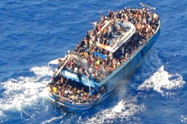 Penjaga Pantai Yunani merilis foto kapal padat penumpang sebelum kapal itu terbalik.