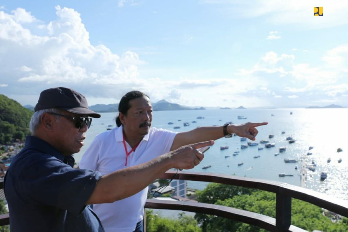 Menteri PUPR Basuki Hadimuljono bersama arsitek Yori Antar Awal tengah mengunjungi Kawasan Strategis Pariwisata Nasional (KSPN) Super Prioritas Labuan Bajo, Minggu (19/1/2020).