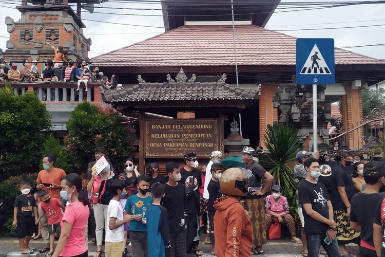 Suasana saat warga menunggu pelebon Raja Pemecutan XI Anak Agung Ngurah Manik Parasara di Kota Denpasar. Kompas.com/Ach. Fawaid