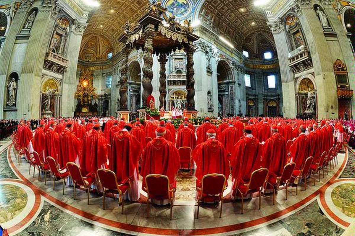 Para kardinal menghadiri misa di Basilika Santo Petrus sebelum memulai konklaf untuk memilih Paus baru, di Vatikan, Selasa (12/3). Sebanyak 115 kardinal mengikuti konklaf di Kapel Sistina. Mereka akan terputus total dari dunia luar sampai Paus baru terpilih.