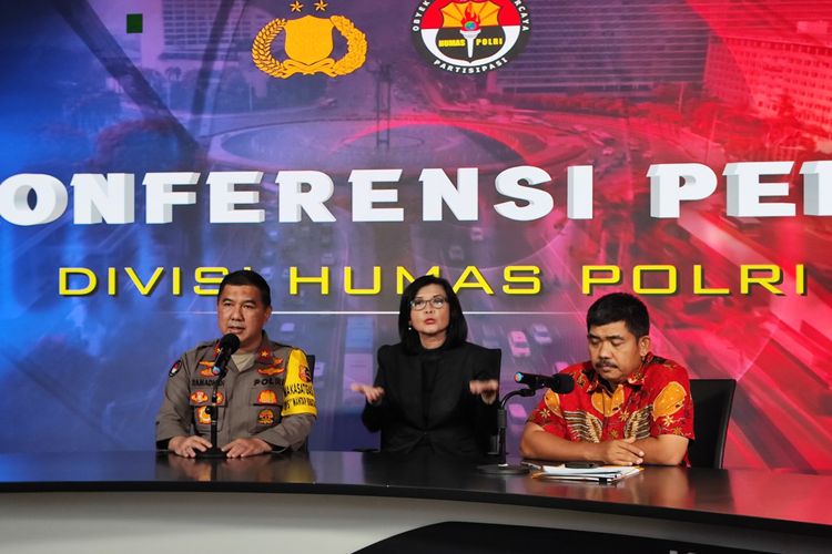 Juru Bicara Detasemen Khusus (Densus) 88 Antiteror Polri Kombes Aswin Siregar (kanan) dalam jumpa pers di Mabes Polri, Jakarta, Jumat (3/11/2023). 