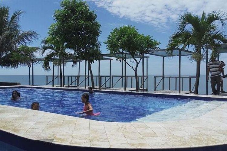 Kolam renang di Pantai Galesong, Kabupaten Takalar, Provinsi Sulawesi Selatan