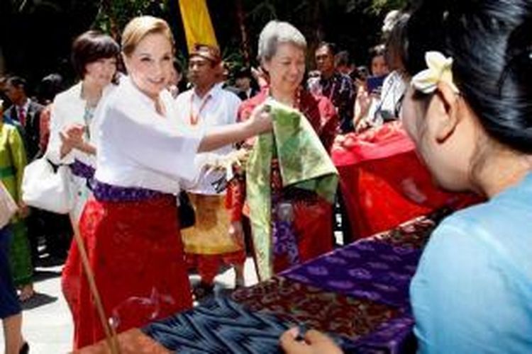 Cecilia Morel (kedua kiri), istri Presiden Chile Sebastian Pinera, meliaht kerajinan tenun Bali bersama Akie Abe (kiri) istri PM Jepang Shinzo Abe, dan Ho Ching dari Singapura, saat mengunjungi Bali Safari and Marine Park di Gianyar, Bali, 7 Oktober 2013.