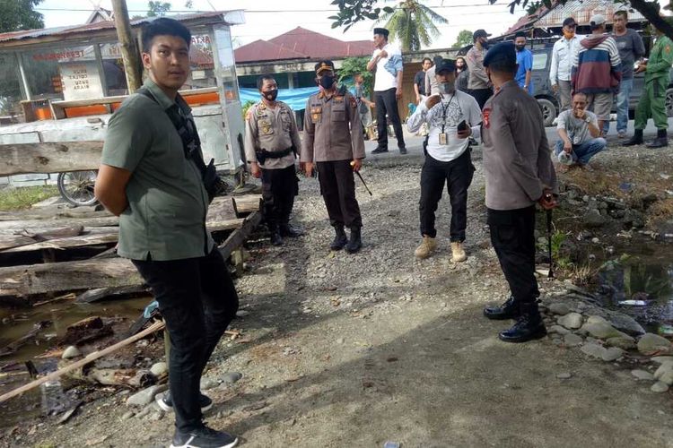 Pasca ricuh Pilkades di Desa Tandung, Kecamatan Malangke, Kabupaten Luwu Utara, Sulawesi Selatan, petugas Kepolisian berjaga di lokasi, Rabu (14/07/2021)