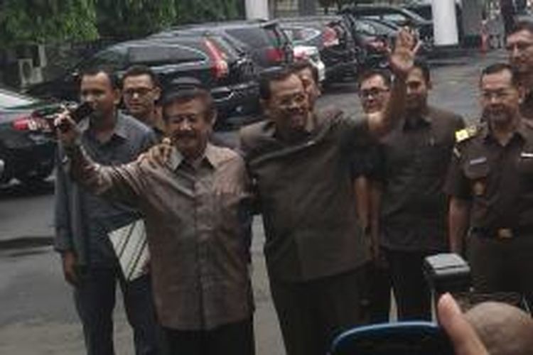 Mantan Jaksa Agung, Basrief Arief (kiri) dan Jaksa Agung HM Prasetyo (kanan), saling berangkulan dan melambaikan tangan, untuk menghadiri acara lepas sambut Jaksa Agung, di Kejaksaan Agung, Jakarta, Kamis (27/11/2014)