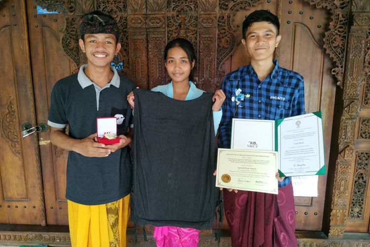 Siswa SMAN 3 Denpasar berhasil menciptakan rompi anti peluru dari serat tanaman gebang dan menyabet emas di ajang Thailand Inventor Day (TID) 