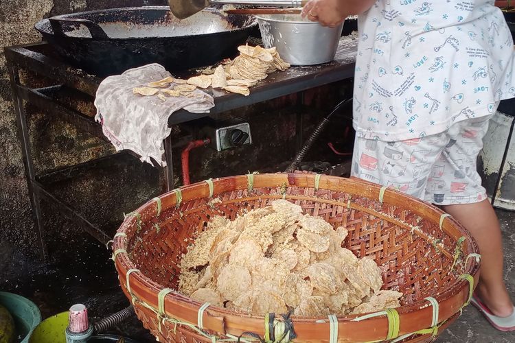 Salah satu pengrajin keripik tempe di Kampung Tempe Sanan, Kelurahan Purwantoro, Kecamatan Blimbing sedang melakukan produksi beberapa waktu lalu.