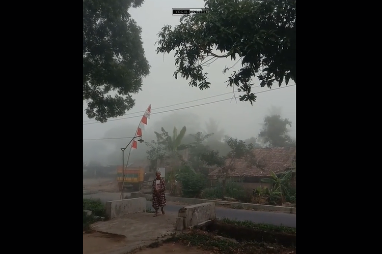 Hujan abu tipis di Sleman, Yogyakarta.