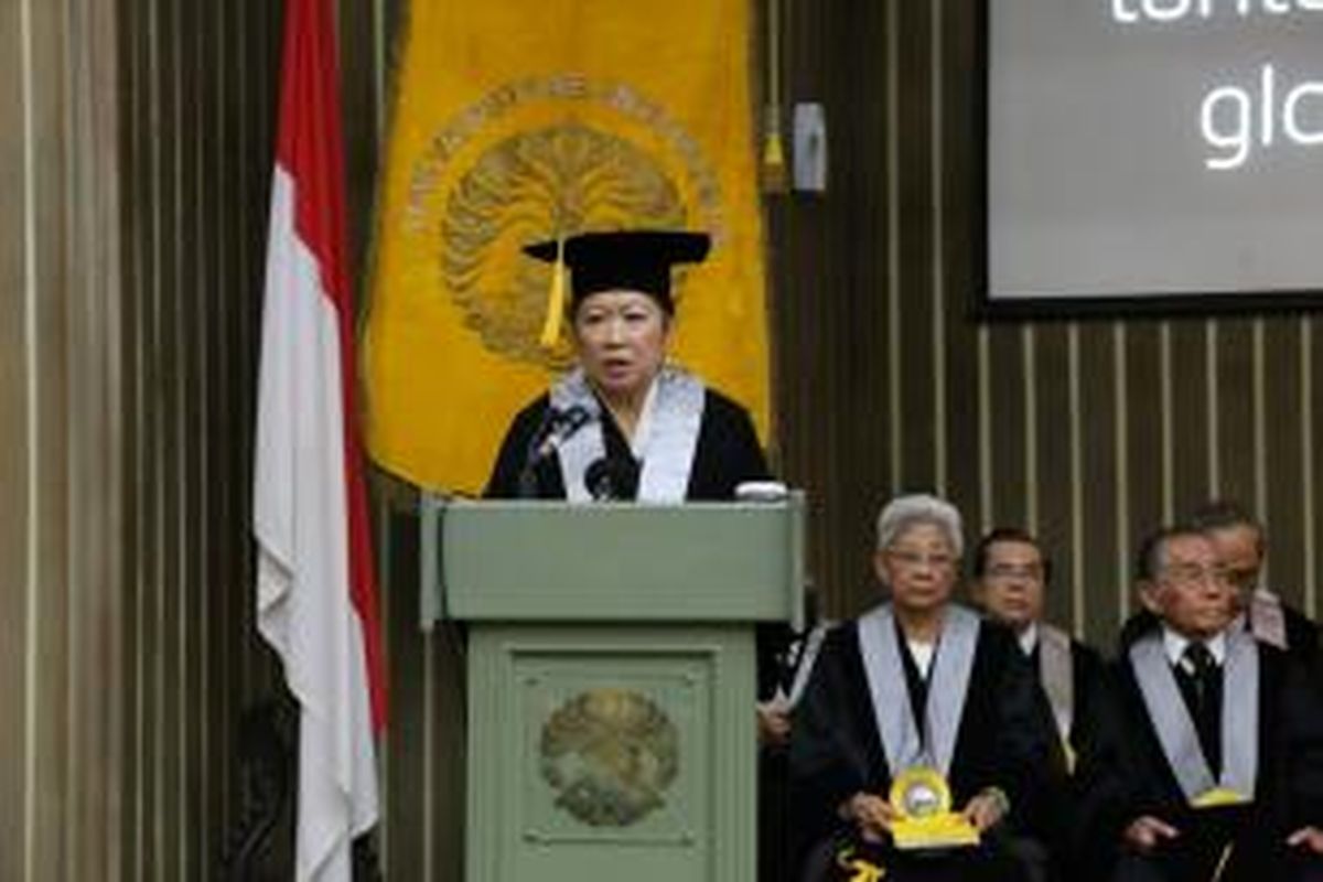 Mari Elka Pangestu dalam pengukuhannya sebagai Guru Besar bidang Ekonomi Internasional, Fakultas Ekonomi dan Bisnis Universitas Indonesia di Balai Sidang UI, Depok, Sabtu (8/8/2015).