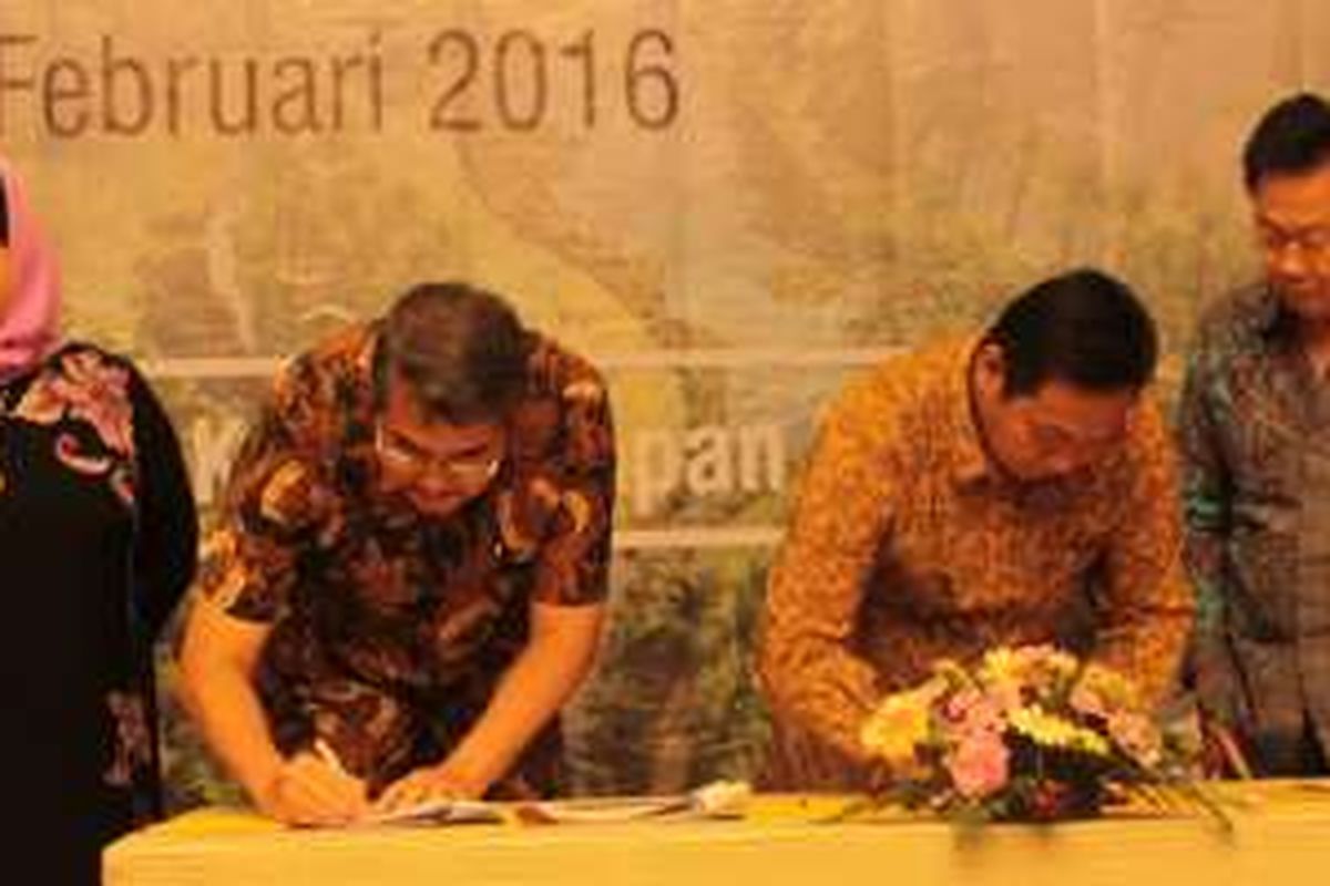  
 
Penandatanganan nota kesepakatan antara Damai Putra Development, developer Kota Harapan Indah dan Universitas Esa Unggul, dilaksanakan Senin, (15/02/2016), lalu di Hotel Santika Premiere, Kota Harapan Indah, Bekasi. Acara dihadiri jajaran direksi Damai Putra Development, yang meliputi Edward Gunawan, Ir. Rudi Hartono, dan Beny Gunawan, serta Rektor Universitas Esa Unggul Dr. Arief Kusuma Among Praja bersama Dr. Dewi Motik Pramono, M.Sc dan Dr. Suryanti Takarinawati Arief dari Yayasan Pendidikan Kemala Bangsa. 