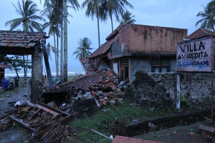 Sejumlah villa yang porak poranda diterjang tsunami di Pantai Carita, Pandeglang, Banten, Minggu (23/12/2018). Informasi dari Badan Nasional Penanggulangan Bencana ( BNPB) data terkini korban hingga pukul 16.00 WIB, yaitu 222 orang meninggal dunia, 843 orang luka-luka dan 28 orang belum ditemukan.