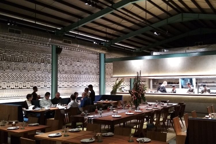 Pengujung tengah menikmati makanan di bagian Main Dining Hall Restoran Kaum Jakarta, Senin (22/5/2017). Restoran Kaum Jakarta adalah cabang ketiga dari Potato Head Family setelah buka di Bali dan Hongkong.