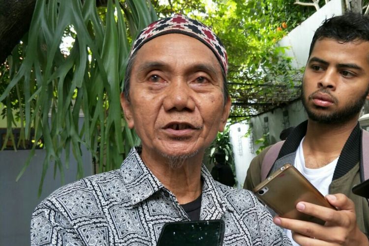 Keponakan Anggota Dewan Perwakilan Daerah Andi Mappetahang Fatwa, Andi Agung Baso Amir saat ditemui di rumah duka, Jalan Palem, Kompleks Bappenas, Jakarta, Kamis (14/12/2017).