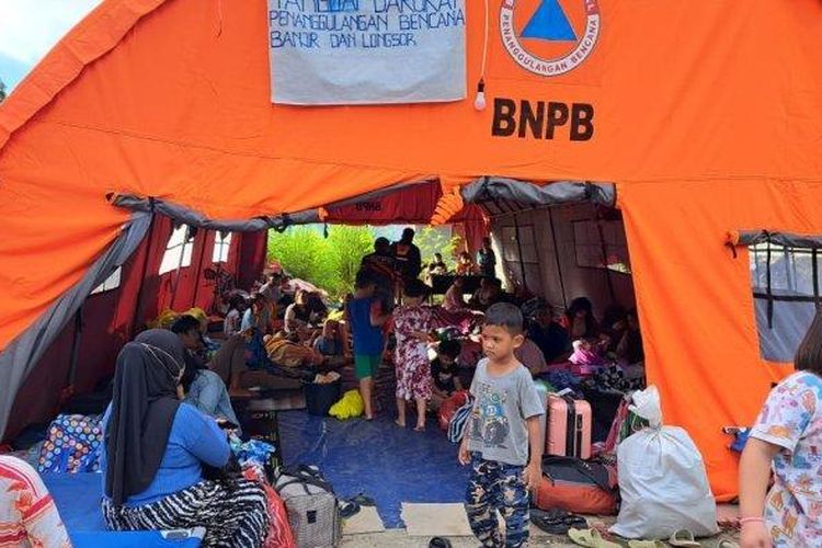 Tenda pengungsian korban banjir di Kabupaten Mahakam Ulu.