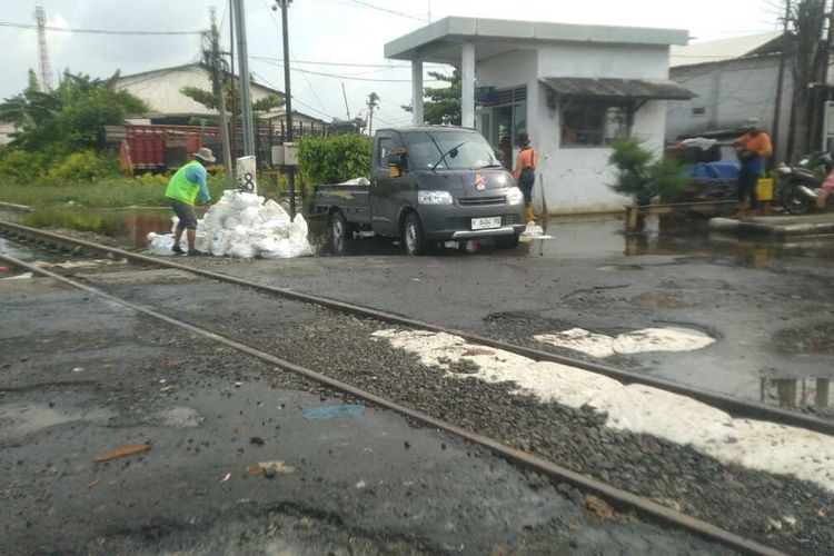 Akses Jalan Raya Kaligawe Semarang, Jawa Tengah akan diberlakukan buka tutup mulai Senin (3/11/2025). 
