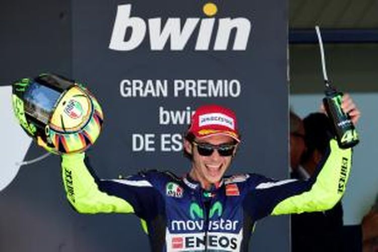 Pebalap Movistar Yamaha asal Italia, Valentino Rossi, merayakan finis keduanya di atas podium Sirkuit Jerez pada GP Spanyol, Minggu (4/5/2014).