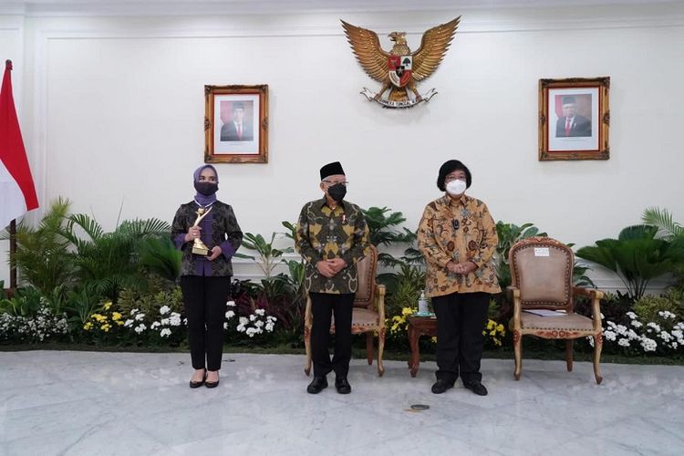 Direktur Utama Pertamina Nicke Widyawati didampingi Wakil Presiden KH Ma'ruf Amin serta Menteri Lingkungan Hidup dan Kehutanan Siti Nurbaya Bakar menerima penghargaan Proper 2021 dari KLHK di Istana Wakil Presiden, Jakarta Pusat, Selasa (28/12/2021).