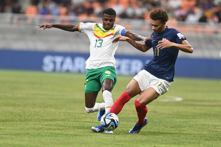 Pesepak bola Timnas Prancis Tidiam Gomis (kanan) berebut bola dengan pesepak bola Timnas Senegal Alpha Toure pada laga babak 16 besar Piala Dunia U-17 di Jakarta International Stadium, Jakarta, Rabu (22/11/2023). ANTARA FOTO/Akbar Nugroho Gumay/aww.