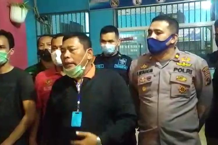 Tiga orang warga binaan kasus narkoba di Rumah Tahanan Klas I Tanjung Gusta kabur dengan melompat dari dinding setinggi 8 meter pada Senin (8/6/2020) sekitar pukul 18.45 WIB. Ketiganya ditangkap 1,5 jam kemudian oleh tim gabungan dari petugas Lapas Tanjung Gusta, TNI dan Polri.
