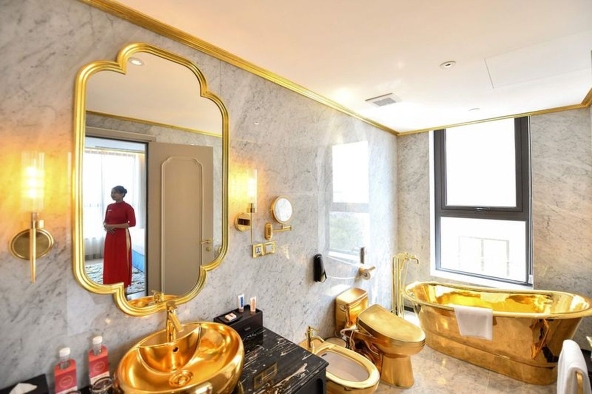 Tampilan kamar mandi yang didesain dengan lapisan emas 24 karat.