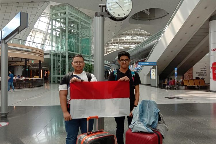 Mochammad Zaqi Alfalaq (kanan) dan Anandha Rigel Zalfadhila (kiri) dari SMA Taruna Bakti Bandung mewakili Indonesia di ajang Korea Creative Invention Contest 2019 di Seoul, Korea Selatan. SMA Taruna Bakti membawa teknologi baterai dari ampas kopi yang akan dilombakan dalam ajang tersebut.