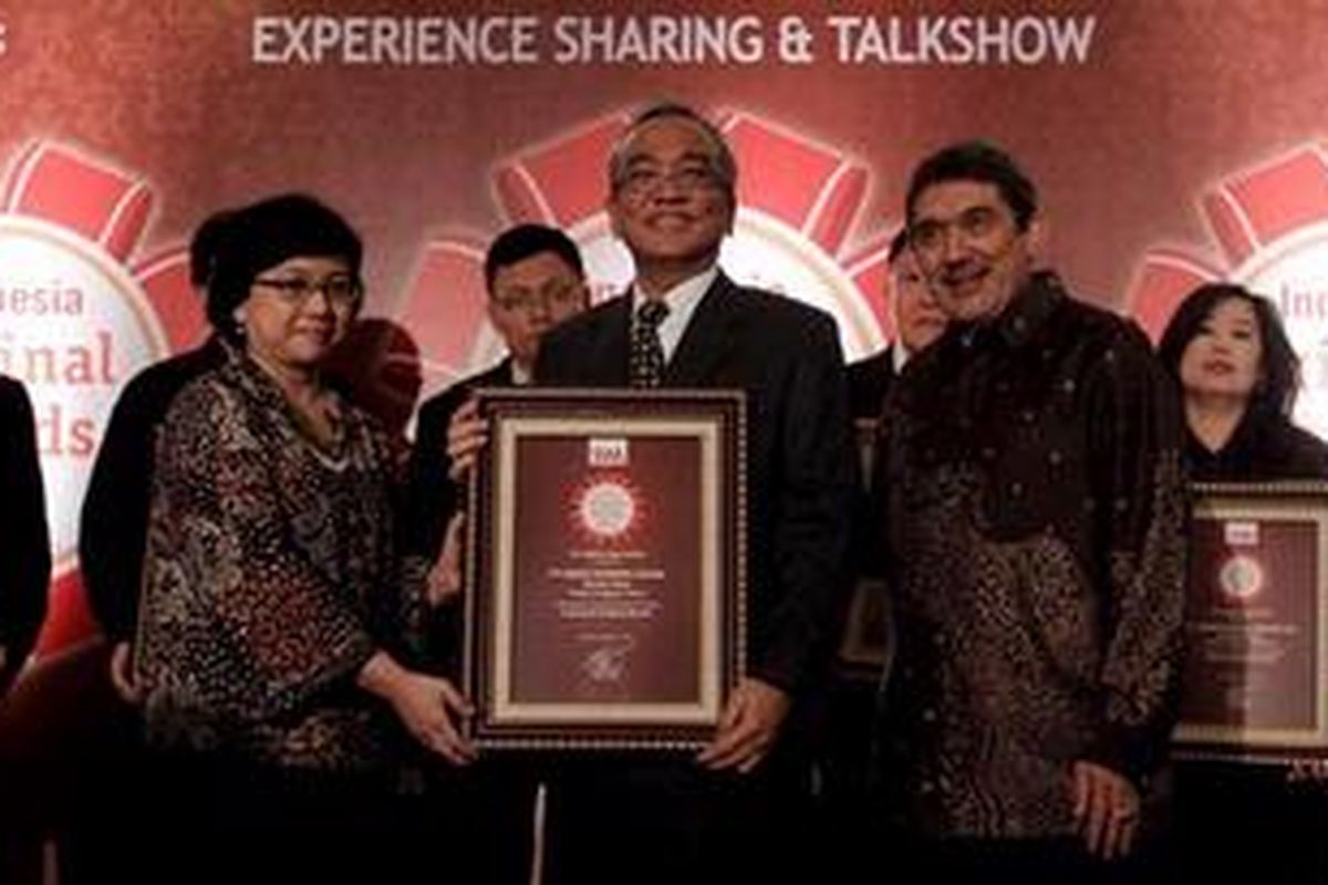 Pemimpin Redaksi sekaligus Pemimpin Umum Majalah Swa, Kemal Effendi Gani (kanan) dan Pemimpin Usaha Majalah Swa, Zetta Saraswati memberikan penghargaan kepada Direktur PT Graha Kerindo Utama, Bambang Dwi Setiawan (tengah) di Hotel Shangri-La, Jakarta, Kamis (4/8/2011). PT Graha Kerindo Utama yang memproduksi tisu Tessa mendapat penghargaan Indonesia Original Brands 2011 dari Majalah Swa.