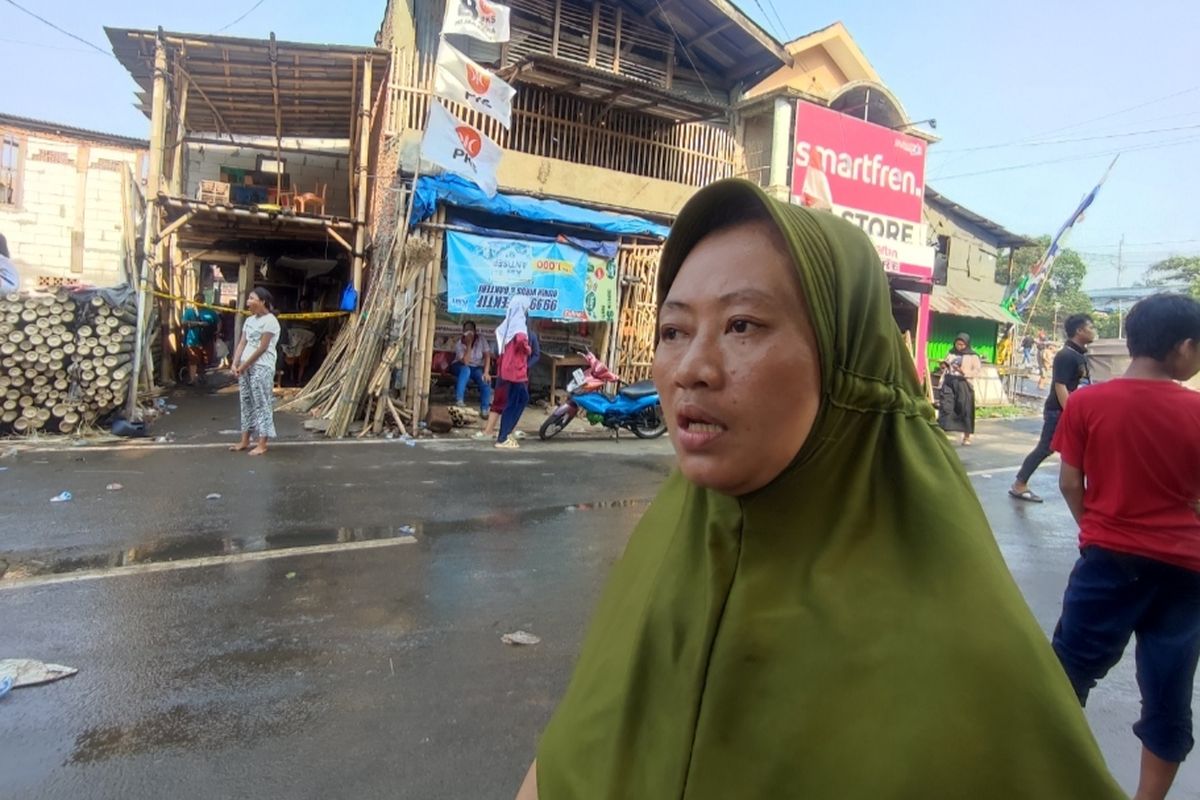 Santi (60), salah satu korban kebakaran rumah di Jalan Manggarai II, Tebet, Jakarta Selatan, mengeluhkan kedatangan petugas pemadam yang dinilai lama tiba. 