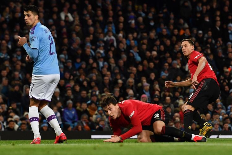 Aksi gelandang Manchester United Nemanja Matic (kanan) setelah mencetak gol pada leg kedua semifinal Piala Liga Inggris antara Manchester City vs Manchester United di Stadion Etihad di Manchester, Inggris, pada 29 Januari 2020.