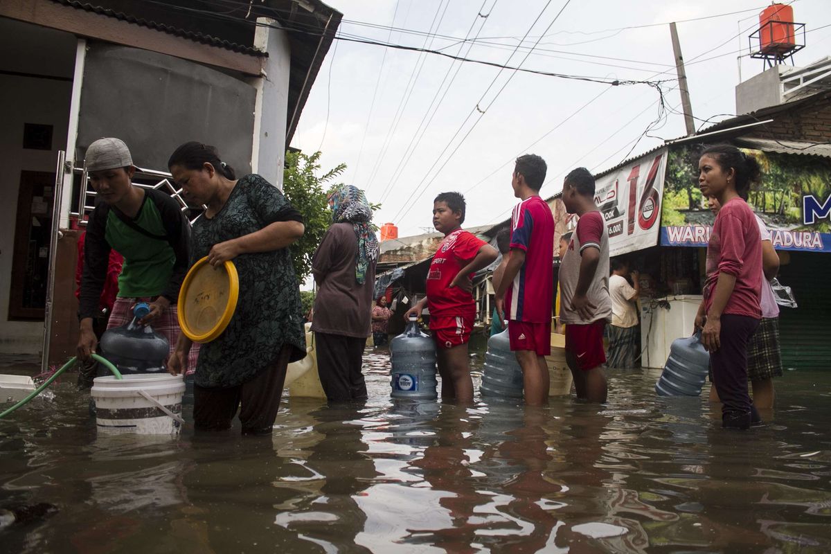 Antrean warga terdampak banjir mengambil air bersih di rumah warga wilayah Rawa Buaya, Cengkareng, Jakarta Barat, Jumat (3/1/2020). membeludaknya warga di posko pengungsian di SMPN 264 membuat sebagian warga bertahan di kolong tol.