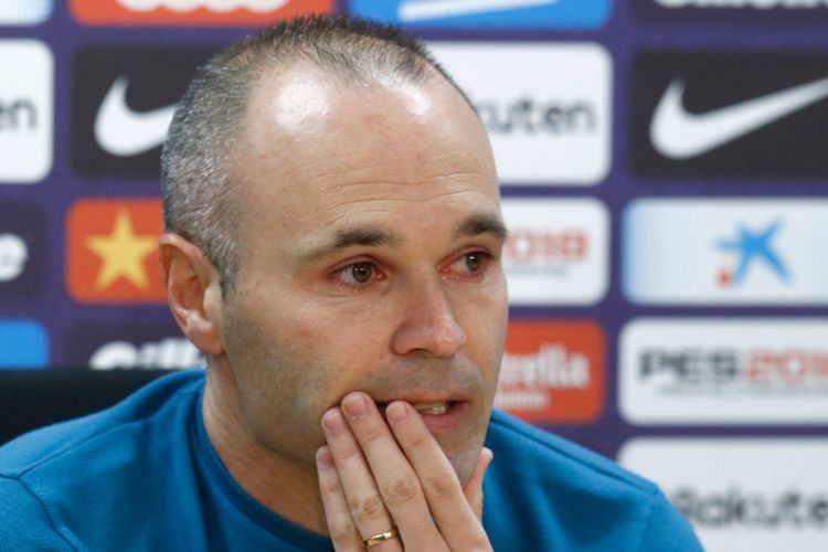 Kapten Barcelona, Andres Iniesta, memberikan keterangan pers soal masa depannya di Pusat Olahraga Joan Gamper, Jumat (27/4/2018).