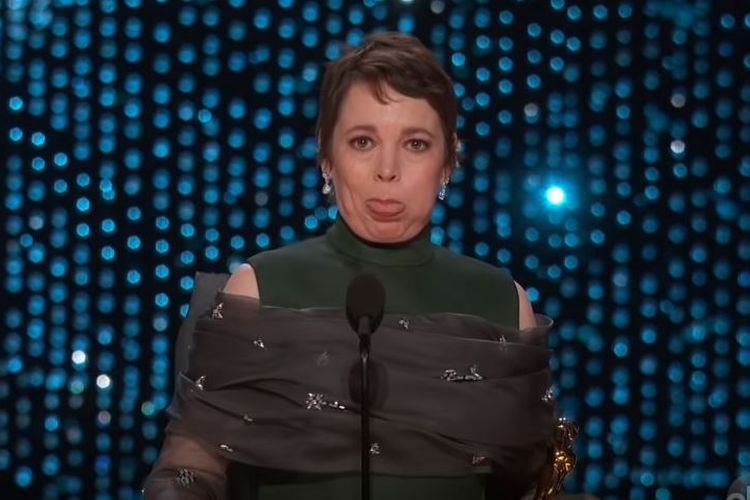 Olivia Colman terlihat menyembur saat berpidato dapatkan Oscar. 