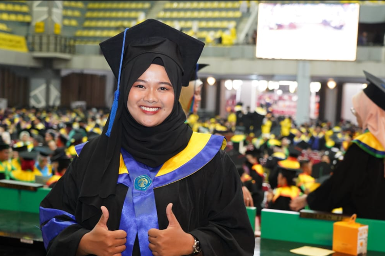 Mahasiswa Program Magister Departemen Teknik Sipil Fakultas Teknik (FT) Universitas Indonesia (UI), Athena Hastomo diwisuda di Balairung UI, Depok, pada Sabtu (23/9/2023).