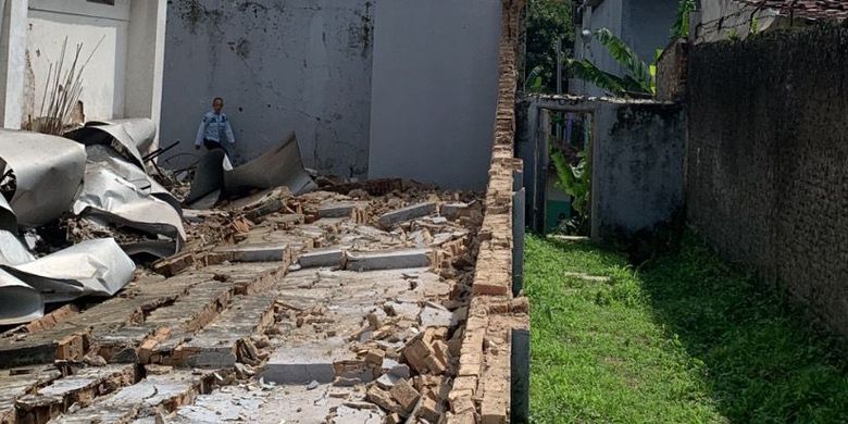 Tembok di Lapas Kelas II B Cianjur, Jawa Barat roboh imbas gempa magnitudo 5,6 yang mengguncang wilayah tersebut dan sekitarnya kemarin, Senin (21/11/2022) 