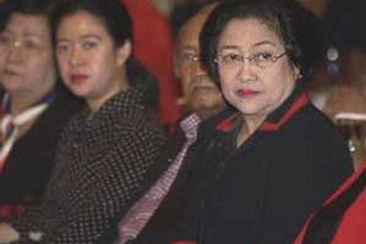 Ketua Umum Dewan Pimpinan Pusat Partai Demokrasi Indonesia Perjuangan (PDI-P) Megawati Soekarnoputri, didampingi putrinya, Puan Maharani (kedua dari kiri), saat menghadiri Rapat Koordinasi Daerah PDI-P Jawa Timur Surabaya, 19 Maret 2005.