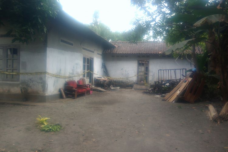 Rumah yang dibakar anaknya di Pedukuhan Kaligondang, Desa Sumbermulyo, Kecamatan Bambanglipuro, Yogyakarta.