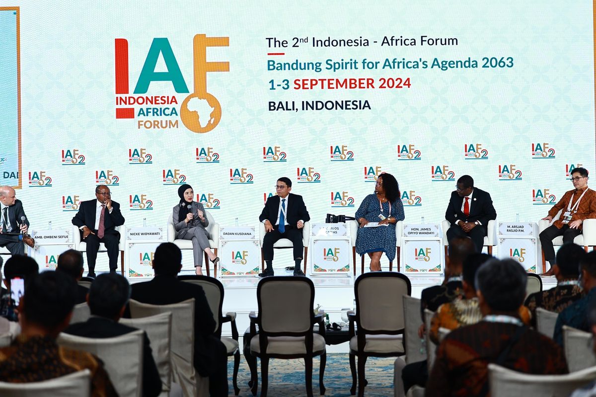 Dirut Pertamina Nicke Widywati saat mengahdiri sesi diskusi bertama Energy Effective Implementation of Energy Diversification pada IAF 2024 di Nusa Dua, Bali, Selasa (3/9/2024).