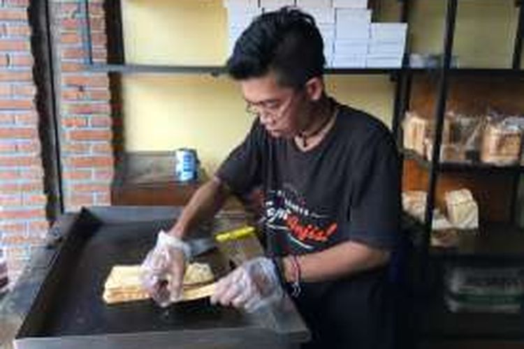 Roti Gempol & Kopi Anjis!!! cabang pusat terletak di Jalan Surya Sumantri No 25, Bandung
