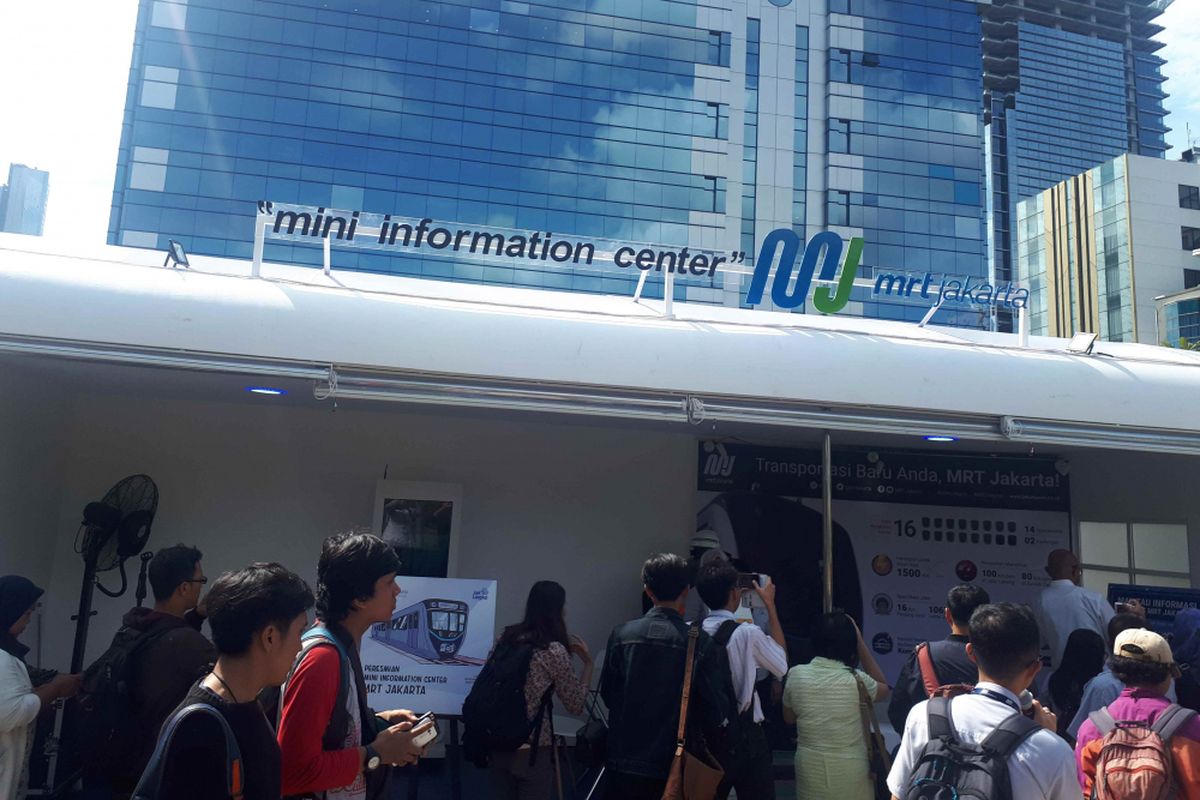 Masyarakat mengunjungi Mini information center MRT di Stasiun MRT Dukuh Atas. Foto diambil Minggu (30/12/2018).