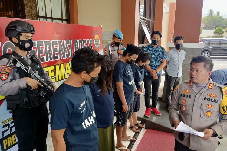 Polisi amankan para tersangka pengedar uang paslu di Kabupaten Temanggung, Jawa Tengah, Kamis (28/7/2022).