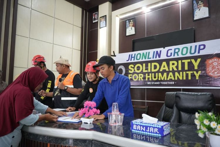 Warga terdampak banjir di Kabupaten Banjar menerima bantuan uang tunai dari Jhonlin Group melalui program Jhonlin Group Solidarity for Humanity di salah satu kantor kecamatan, Kalimantan Selatan, Selasa (13/1/2025). Bantuan ini disalurkan kepada 1.000 warga di lima kecamatan terdampak banjir.
