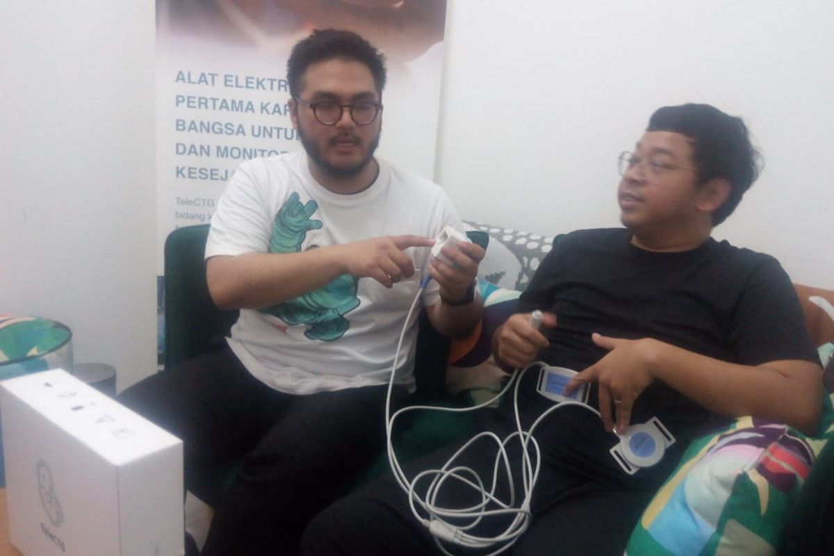 Co-Founder dan CPO Sehati, Abraham Auzan (kiri) memberikan penjelasan tentang alat medis, TeleCTG di kantornya, Jakarta Selatan, Jumat (22/3/2019).