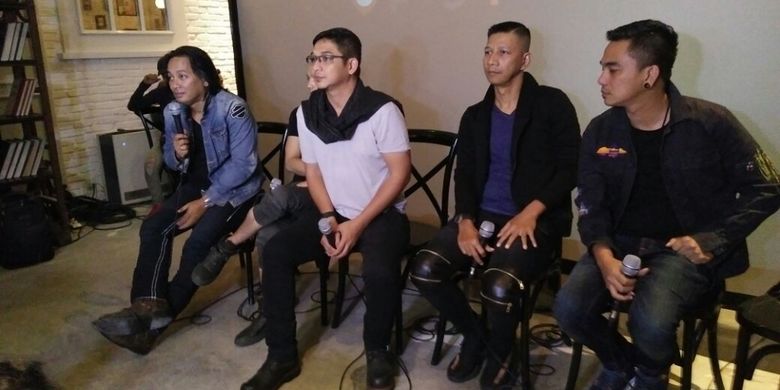 Band Ungu merilis single berjudul Setengah Gila di Mica Caffe, Kota Kasablanka, Jakarta Selatan, Kamis (9/3/2017). Perilisan itu bertepatan dengan Hari Musik Nasional yang diperingati di tanggal yang sama.