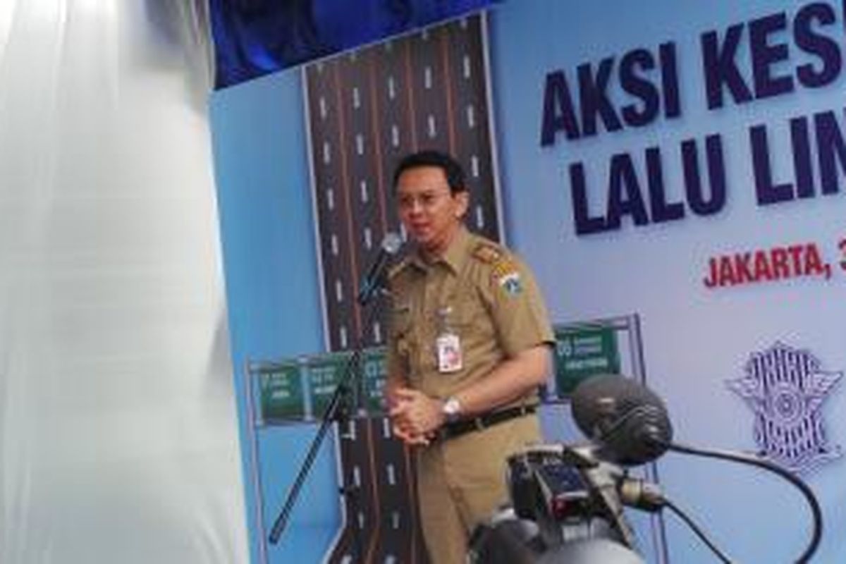 Gubernur DKI Jakarta Basuki Tjahaja Purnama saat menyampaikan sambutan si pencanangan gerakan Keselamatan Berlalu Lintas, di Bunderan HI, Jakarta, Rabu (31/12/2014).